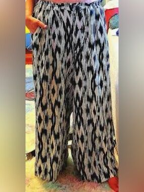 Torrid Ikat Black and white Pull-On Wide Leg Stretch Challis Pants size 5 short
